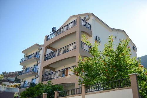 Aqua Breeze Apartments