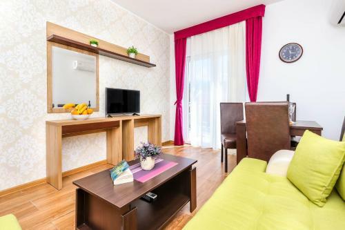 Aqua Breeze Apartments