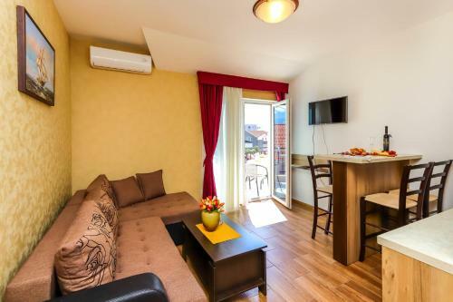 Aqua Breeze Apartments