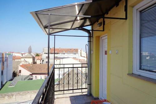 Hi Level Apartment Near The Central Square