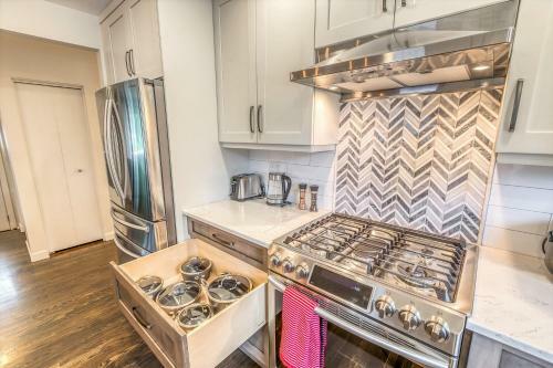 Luxury Home By North Glenmore Park