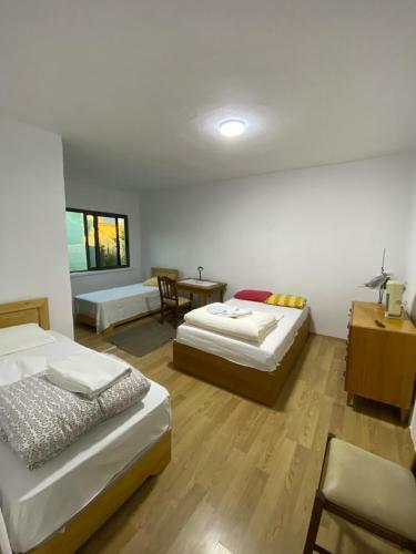 Hostal North Gate Guest House And Camping