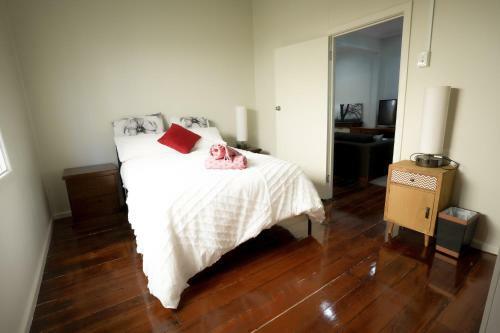 Six Bedroom Home Opposite Lang Park.