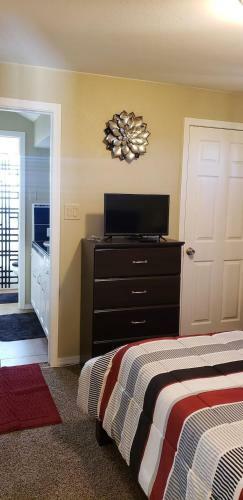 3 Bedroom House And 2 Rvs