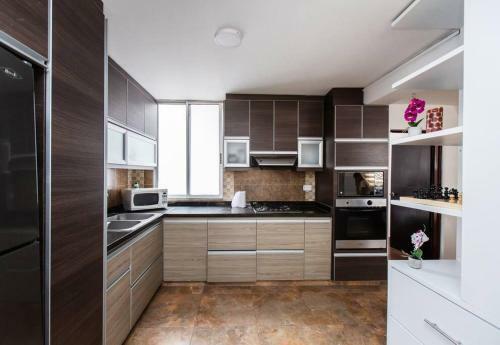 Cozy 4 Bedroom Home With Jacuzzi And Outside Deck