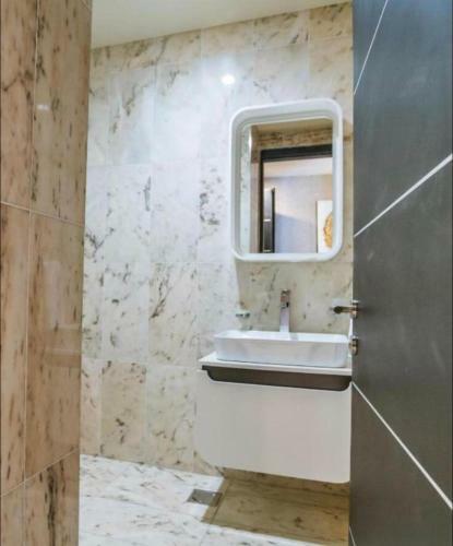 Apartamento Luxurious Executive One Bedroom Suite Space Available