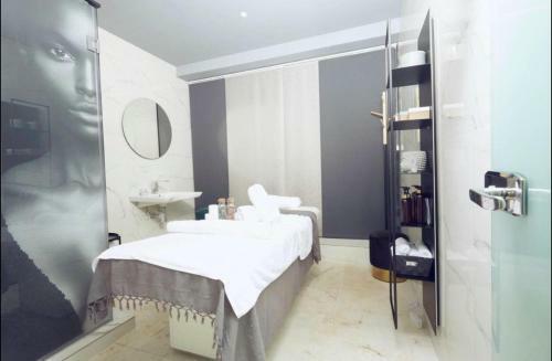 Luxurious Superior Apartment One Bedroom Space Available