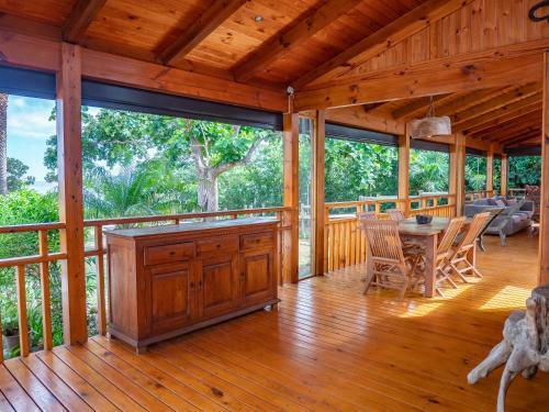 Chalet En Bois Sur La Plage De Sable Blanc