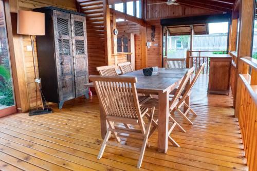 Chalet En Bois Sur La Plage De Sable Blanc
