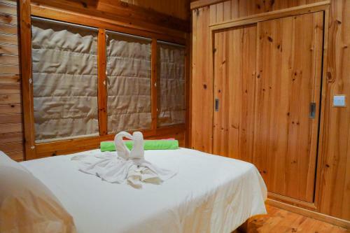 Chalet En Bois Sur La Plage De Sable Blanc