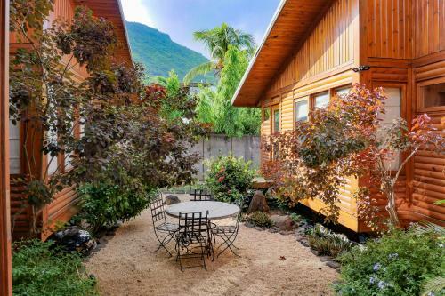 Chalet En Bois Sur La Plage De Sable Blanc