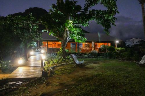 Chalet En Bois Sur La Plage De Sable Blanc