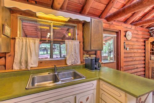 Pinetop Log Cabin With Fire Pit, Near Trails!