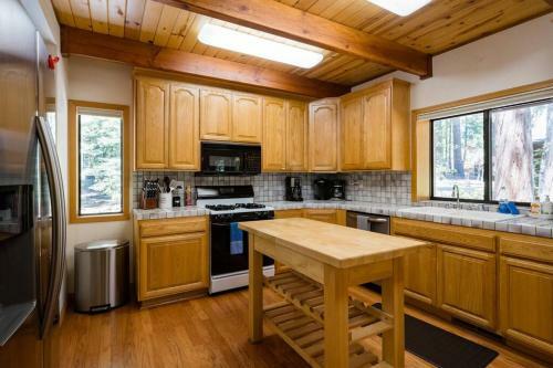 Splendid Mountain Retreat: Spa, Sauna, & Generator