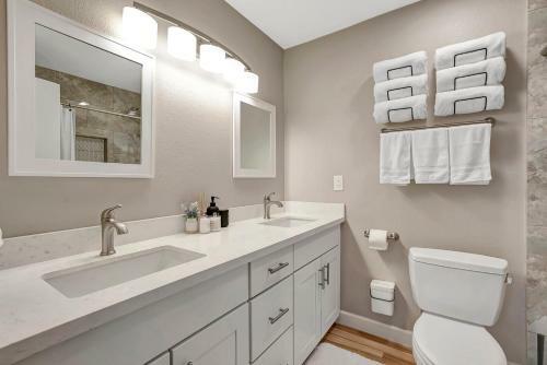 Villa *new*designer Oasis 4bdrm W/pool/jacuzzi/pooltable/mini Botanical Garden