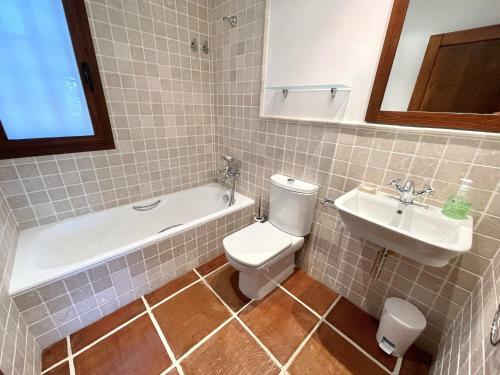 Villa de Estilo Espa�ol Con Jard�n Y Piscina