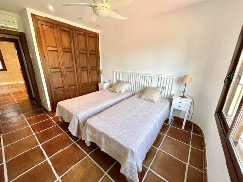 Villa de Estilo Espa�ol Con Jard�n Y Piscina