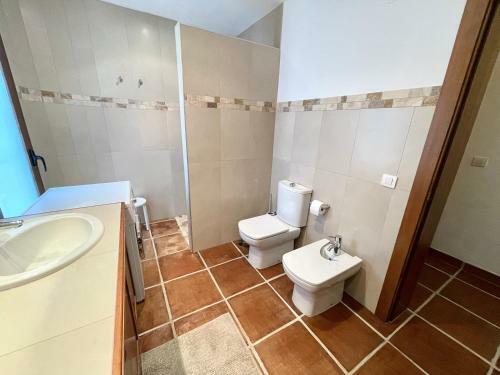 Villa de Estilo Espa�ol Con Jard�n Y Piscina