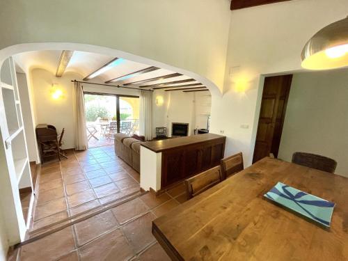 Villa de Estilo Espa�ol Con Jard�n Y Piscina