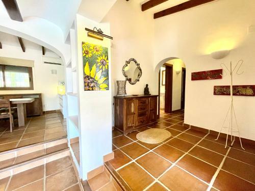 Villa de Estilo Espa�ol Con Jard�n Y Piscina