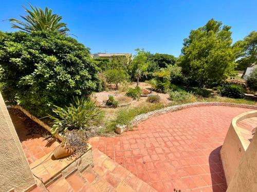 Villa de Estilo Espa�ol Con Jard�n Y Piscina