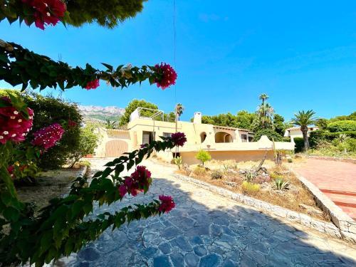 Villa de Estilo Espa�ol Con Jard�n Y Piscina
