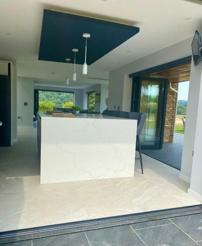Stunning Modern Home Set In Beautiful Grounds.