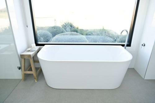 Somerton Ridge: Luxury Modern House Stunning Bath