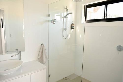 Somerton Ridge: Luxury Modern House Stunning Bath