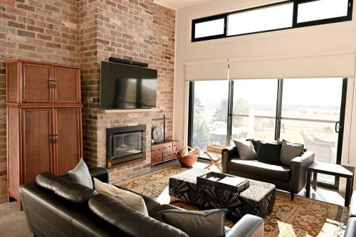 Somerton Ridge: Luxury Modern House Stunning Bath