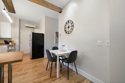 Charming 2 Bedroom Apt Newly Renovated In Montreal - 3407