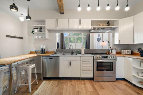 Charming 2 Bedroom Apt Newly Renovated In Montreal - 3407