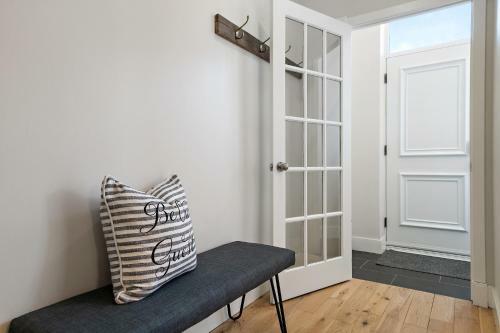 Charming 2 Bedroom Apt Newly Renovated In Montreal - 3407