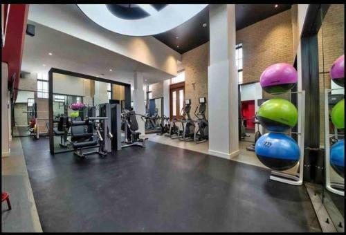 Apartamento Modern 1 Bdr Suite&pool/jacuzzi/gym/freeparking