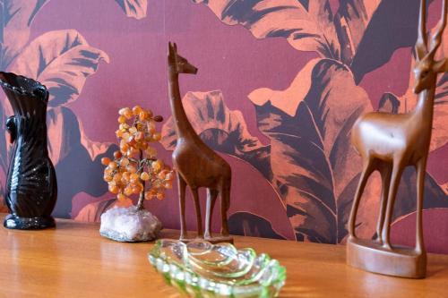Ultimate Glam, Vintage Central Pad. Cool 70s Bar.