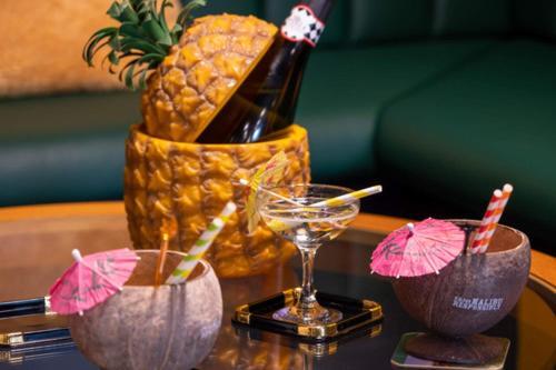 Ultimate Glam, Vintage Central Pad. Cool 70s Bar.