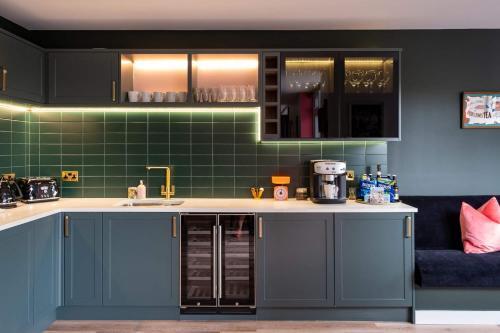 Ultimate Glam, Vintage Central Pad. Cool 70s Bar.
