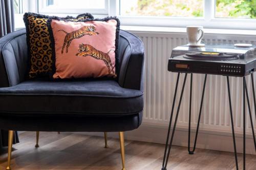 Ultimate Glam, Vintage Central Pad. Cool 70s Bar.