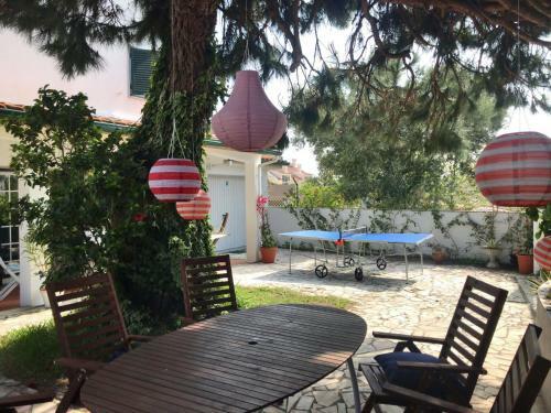 Villa Capela Beach House In Caparica