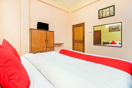 Oyo 29394 Hotel Apoorva Deluxe