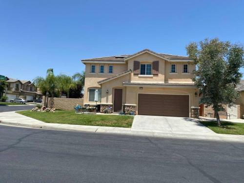 Cheerful 4-bedroom Home In Gated Community