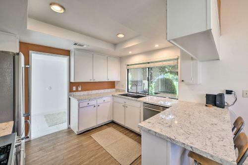 Mid-century Mod Palm Springs Home With Patio!