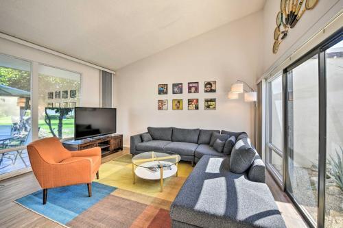 Mid-century Mod Palm Springs Home With Patio!