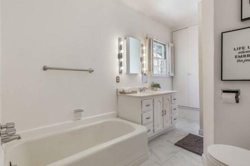 Spacious 1bed Country-style Home In Studio City