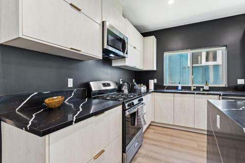 Luxury Hollywood 5 Bed Townhouse