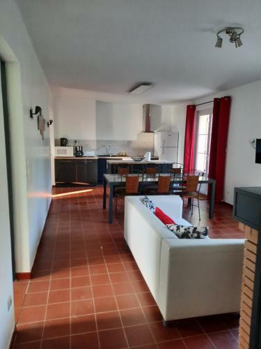 Maison Sur 2000m� D'espace Vert.