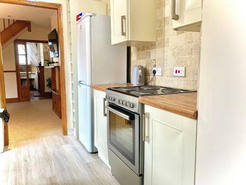 Cheerful 3 Bedroom Home With Free Parking