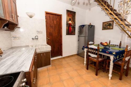Villa Yiuli, Spacious And Colourful!