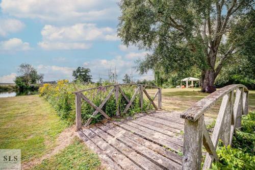 Two Bed Cottage Near Oxford With River View