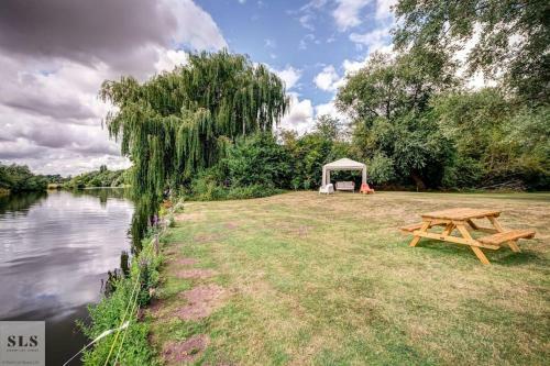 Two Bed Cottage Near Oxford With River View